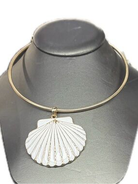 NWT ⚜️🐚⚜️ PIPER K Gold Tone Collar Necklace with Conch Shell Pendant